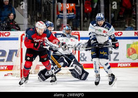 Mitch Eliot (24, Iserlohn Roosters ) vor Kevin Reich (35, Iserlohn Roosters ), Nuernberg Ice Tigers vs Iserlohn Roosters, DEL, 29. Spieltag, 21.12.2023, Foto : Thomas Hahn/Eibner-Pressefoto Banque D'Images