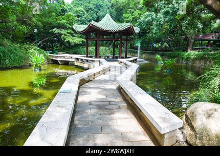 Pergola chinoise sur étang dans Chinese Garden, Hong Kong. Banque D'Images