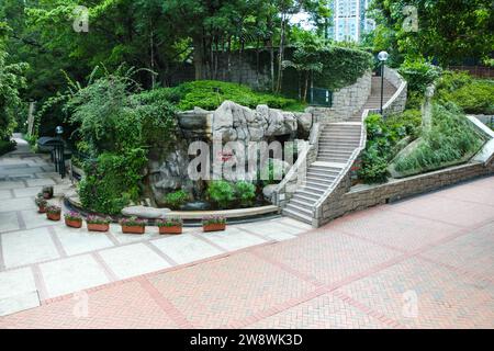 Hong Kong, Chine - 23 juillet 2009 : volière au parc Kowloon. Falaise paysagée, cascade et jardin à l'entrée de l'exposition d'oiseaux. Banque D'Images