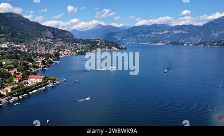 Vue aérienne par drone du lac de Côme (Lago di Como en Lombardie, Italie. Lac alpin emblématique entouré de montagnes dramatiques, de villas historiques élégantes et de la ville Banque D'Images
