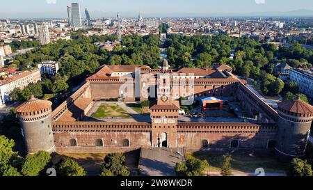 Vue aérienne par drone du château des Sforza (Château des Sforza sur la Piazza Castello, Milan, Lombardie, Italie. Forteresse historique de la Renaissance et site muséal.) Banque D'Images