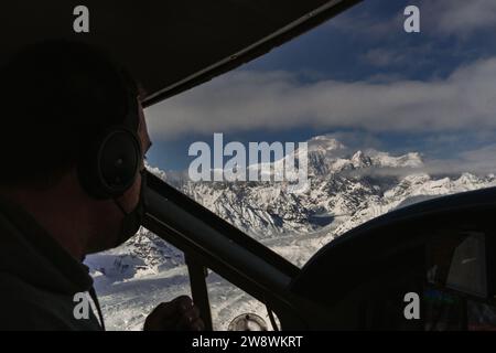 Un pilote masculin lance un de Havilland Otter dans la chaîne de l'Alaska avec Denali Banque D'Images