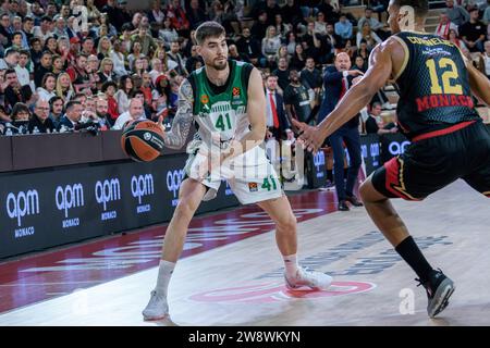 Monaco, Monaco. 20 décembre 2023. Joueur #12 de L'AS Monaco, Petr Cornelie (R) et joueur #41 de Panathinaikos Juancho Hernangomez (L) vus en action lors de la 15e journée de l'Euroleague Turkish Airlines entre L'AS Monaco et Panathinaikos à la salle Gaston médecin. Score final ; AS Monaco 90:91 Panathinaikos BC. (Photo Laurent Coust/SOPA Images/Sipa USA) crédit : SIPA USA/Alamy Live News Banque D'Images