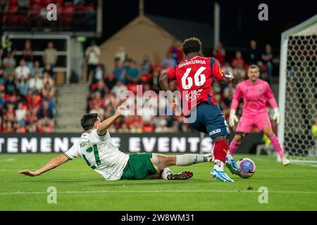 Adélaïde, Australie. 22 décembre 2023. Adélaïde, Australie, 22 décembre 2023 : Nestory Irankunda (66 Adelaide United) dribble avec le ballon lors du match Isuzu Ute A-League Men entre Adelaide United et Newcastle Jets au Coopers Stadium à Adelaide, Australie. (NOE lamas/SPP) crédit : SPP Sport Press photo. /Alamy Live News Banque D'Images