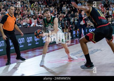 Monaco, Monaco. 20 décembre 2023. Joueur #12 de L'AS Monaco, Petr Cornelie (R) et joueur #41 de Panathinaikos Juancho Hernangomez (L) vus en action lors de la 15e journée de l'Euroleague Turkish Airlines entre L'AS Monaco et Panathinaikos à la salle Gaston médecin. Score final ; AS Monaco 90:91 Panathinaikos BC. (Photo Laurent Coust/SOPA Images/Sipa USA) crédit : SIPA USA/Alamy Live News Banque D'Images