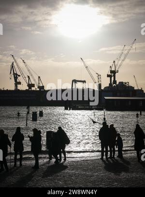 Hambourg, Allemagne. 22 décembre 2023. Le marché aux poissons est inondé pendant une onde de tempête. La côte allemande de la mer du Nord et Hambourg risquent une onde de tempête sévère vendredi. Crédit : Christian Charisius/dpa/Alamy Live News Banque D'Images