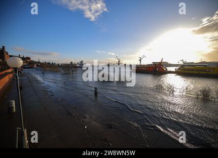 Hambourg, Allemagne. 22 décembre 2023. Le marché aux poissons est inondé pendant une onde de tempête. La côte allemande de la mer du Nord et Hambourg risquent une onde de tempête sévère vendredi. Crédit : Christian Charisius/dpa/Alamy Live News Banque D'Images