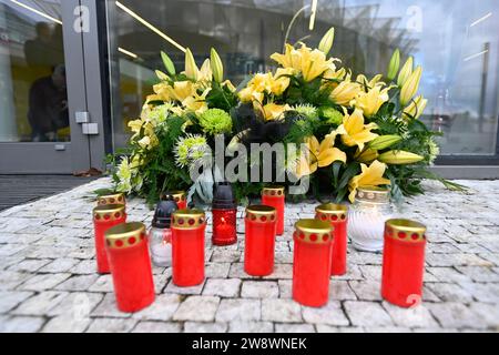 Zlin, République tchèque. 22 décembre 2023. Un lieu de culte avec des bougies créé devant l'Université Tomas Bata à Zlin en relation avec la fusillade tragique de la veille à la Faculté des Arts de l'Université Charles à Prague, où 13 personnes ont perdu la vie et 25 autres ont été blessées, à Zlin, en République tchèque, le 22 décembre 2023. Crédit : Dalibor Gluck/CTK photo/Alamy Live News Banque D'Images