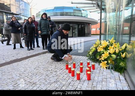 Zlin, République tchèque. 22 décembre 2023. Milan Adamek, recteur de l'Université Tomas Bata de Zlin, rend hommage à un lieu de culte avec des bougies créées devant l'université en relation avec la fusillade tragique de la veille à la Faculté des Arts de l'Université Charles de Prague, où 13 personnes ont perdu la vie et 25 autres ont été blessées, à Zlin, en République tchèque, le 22 décembre 2023. Crédit : Dalibor Gluck/CTK photo/Alamy Live News Banque D'Images