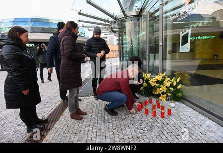 Zlin, République tchèque. 22 décembre 2023. Un lieu de culte avec des bougies créé devant l'Université Tomas Bata à Zlin en relation avec la fusillade tragique de la veille à la Faculté des Arts de l'Université Charles à Prague, où 13 personnes ont perdu la vie et 25 autres ont été blessées, à Zlin, en République tchèque, le 22 décembre 2023. Crédit : Dalibor Gluck/CTK photo/Alamy Live News Banque D'Images