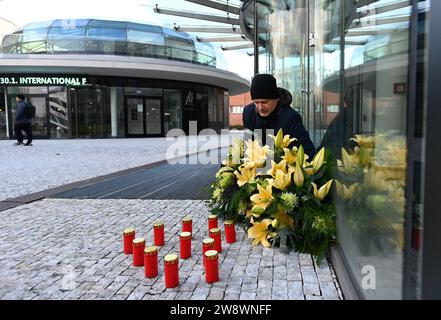 Zlin, République tchèque. 22 décembre 2023. Milan Adamek, recteur de l'Université Tomas Bata de Zlin, rend hommage à un lieu de culte avec des bougies créées devant l'université en relation avec la fusillade tragique de la veille à la Faculté des Arts de l'Université Charles de Prague, où 13 personnes ont perdu la vie et 25 autres ont été blessées, à Zlin, en République tchèque, le 22 décembre 2023. Crédit : Dalibor Gluck/CTK photo/Alamy Live News Banque D'Images