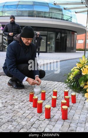 Zlin, République tchèque. 22 décembre 2023. Milan Adamek, recteur de l'Université Tomas Bata de Zlin, rend hommage à un lieu de culte avec des bougies créées devant l'université en relation avec la fusillade tragique de la veille à la Faculté des Arts de l'Université Charles de Prague, où 13 personnes ont perdu la vie et 25 autres ont été blessées, à Zlin, en République tchèque, le 22 décembre 2023. Crédit : Dalibor Gluck/CTK photo/Alamy Live News Banque D'Images