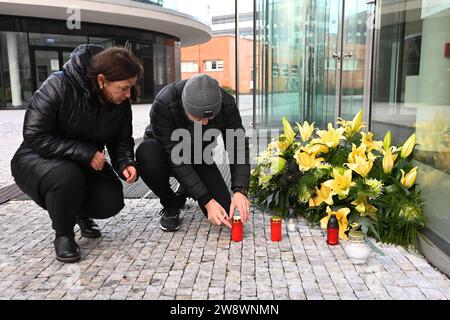 Zlin, République tchèque. 22 décembre 2023. Un lieu de culte avec des bougies créé devant l'Université Tomas Bata à Zlin en relation avec la fusillade tragique de la veille à la Faculté des Arts de l'Université Charles à Prague, où 13 personnes ont perdu la vie et 25 autres ont été blessées, à Zlin, en République tchèque, le 22 décembre 2023. Crédit : Dalibor Gluck/CTK photo/Alamy Live News Banque D'Images