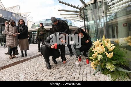 Zlin, République tchèque. 22 décembre 2023. Un lieu de culte avec des bougies créé devant l'Université Tomas Bata à Zlin en relation avec la fusillade tragique de la veille à la Faculté des Arts de l'Université Charles à Prague, où 13 personnes ont perdu la vie et 25 autres ont été blessées, à Zlin, en République tchèque, le 22 décembre 2023. Crédit : Dalibor Gluck/CTK photo/Alamy Live News Banque D'Images