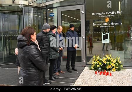 Zlin, République tchèque. 22 décembre 2023. Milan Adamek, à droite, recteur de l'Université Tomas Bata à Zlin, et d'autres membres de la direction de l'université rendent hommage à un lieu de culte avec des bougies créées devant l'université en relation avec la fusillade tragique de la veille à la Faculté des Arts de l'Université Charles à Prague, où 13 personnes ont perdu la vie et 25 autres ont été blessées, à Zlin, en République tchèque, le 22 décembre 2023. Crédit : Dalibor Gluck/CTK photo/Alamy Live News Banque D'Images