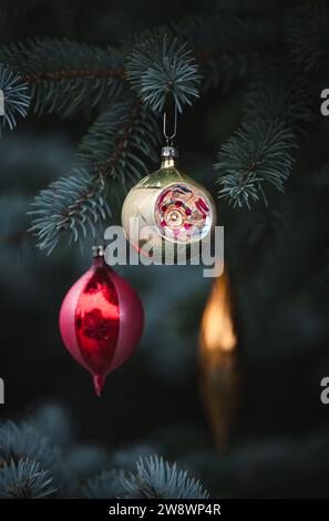 Ornements de noël vintage suspendus à des branches de sapin. Banque D'Images