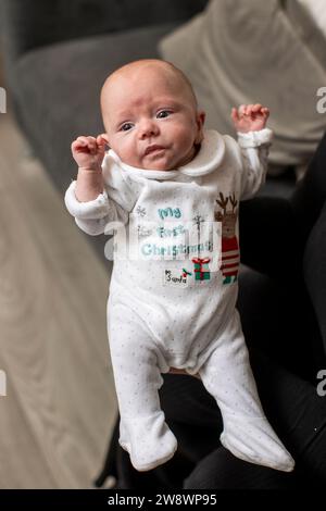 Bébé Raina Gilmore détenu par sa mère Rachel à leur domicile près de Ballyclare. Raina, considéré comme le plus petit bébé prématuré survivant jamais né sur l'île d'Irlande, a été décrit comme le «petit miracle» de ses parents avant un premier Noël spécial à la maison ensemble. Raina ne pesait que 378 g, soit moins d'une livre, lorsqu'elle a été accouchée par césarienne à 26 semaines le 28 juin de cette année et ses parents ont été informés qu'elle avait environ 10% de chances de survie. Date de la photo : jeudi 21 décembre 2023. Banque D'Images