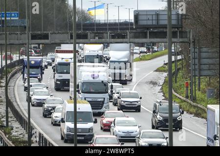 Autoroute M5, Sandwell, 22 décembre 2023. Le trafic des escapades de Noël a reculé jusqu'à la jonction 1 de la M5 près de Birmingham, par des véhicules bloqués à la jonction 8 de l'autoroute M6 qui mène au nord et au sud. On s'attend à ce que des milliers de conducteurs fassent le tableau de bord de Noël pour être en famille ce soir. Crédit : Arrêter Press Media/Alamy Live News Banque D'Images