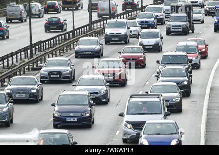 Autoroute M5, Sandwell, 22 décembre 2023. Le trafic des escapades de Noël a reculé jusqu'à la jonction 1 de la M5 près de Birmingham, par des véhicules bloqués à la jonction 8 de l'autoroute M6 qui mène au nord et au sud. On s'attend à ce que des milliers de conducteurs fassent le tableau de bord de Noël pour être en famille ce soir. Crédit : Arrêter Press Media/Alamy Live News Banque D'Images