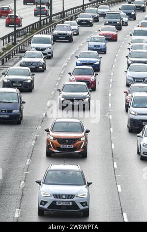 Autoroute M5, Sandwell, 22 décembre 2023. Le trafic des escapades de Noël a reculé jusqu'à la jonction 1 de la M5 près de Birmingham, par des véhicules bloqués à la jonction 8 de l'autoroute M6 qui mène au nord et au sud. On s'attend à ce que des milliers de conducteurs fassent le tableau de bord de Noël pour être en famille ce soir. Crédit : Arrêter Press Media/Alamy Live News Banque D'Images