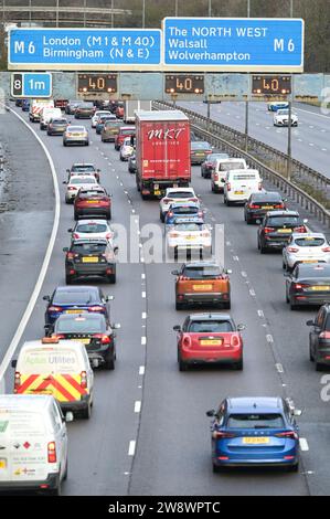 Autoroute M5, Sandwell, 22 décembre 2023. Le trafic des escapades de Noël a reculé jusqu'à la jonction 1 de la M5 près de Birmingham, par des véhicules bloqués à la jonction 8 de l'autoroute M6 qui mène au nord et au sud. On s'attend à ce que des milliers de conducteurs fassent le tableau de bord de Noël pour être en famille ce soir. Crédit : Arrêter Press Media/Alamy Live News Banque D'Images