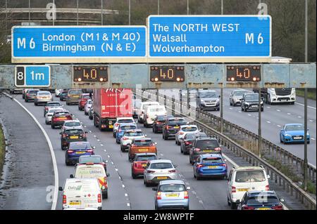 Autoroute M5, Sandwell, 22 décembre 2023. Le trafic des escapades de Noël a reculé jusqu'à la jonction 1 de la M5 près de Birmingham, par des véhicules bloqués à la jonction 8 de l'autoroute M6 qui mène au nord et au sud. On s'attend à ce que des milliers de conducteurs fassent le tableau de bord de Noël pour être en famille ce soir. Crédit : Arrêter Press Media/Alamy Live News Banque D'Images