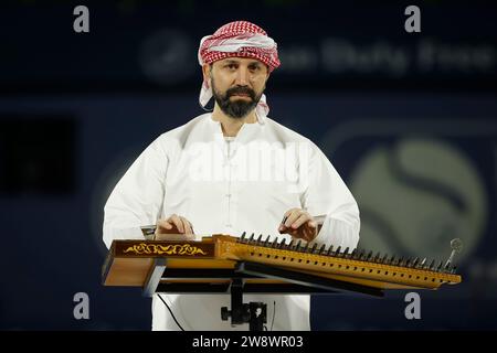 Musicien arabe joue la cithare de quunan avant la présentation du trophée des Dubai Duty Free tennis Championships, Dubaï, Émirats arabes Unis. Banque D'Images