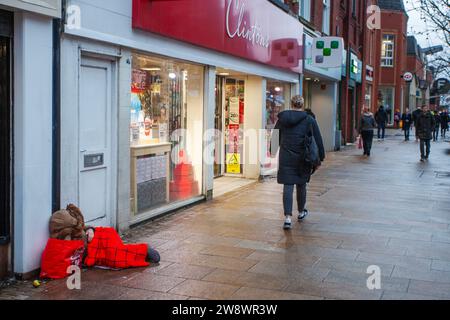Preston, Lancashire. UK Météo. 22 décembre 2023. Les dormeurs rudes subissent un autre début de journée humide avec des averses continues dans le centre-ville alors que le secteur de la vente au détail se prépare pour l'une des journées de shopping les plus chargées de la saison des fêtes. Crédit MedialWorldImages/AlamyLiveNews Banque D'Images