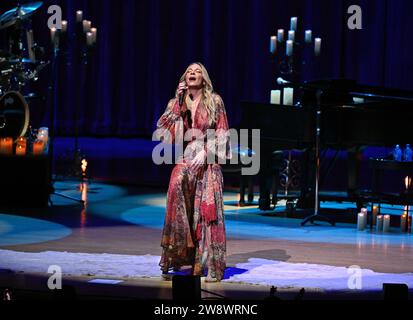 Miami, Floride, États-Unis. 21 décembre 2023. Leann rimes se produit lors de Joy : The Holiday Tour au Knight concert Hall le 21 décembre 2023 à Miami en Floride. Crédit : Mpi04/Media Punch/Alamy Live News Banque D'Images