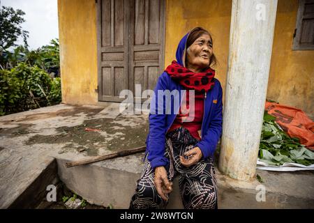 Épouse de fermiers dans un village du Vietnam Banque D'Images