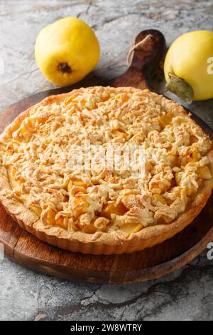 Fresh Quince crumble tarte closeup sur la planche de bois sur la table. Vertical Banque D'Images