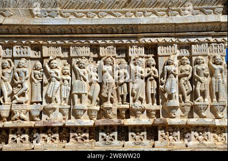 Détail sculpture de danseuses Jagdish temple de vishnu à udaipur rajasthan inde Banque D'Images