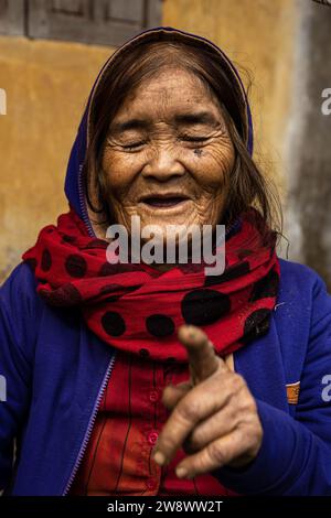 Épouse de fermiers dans un village du Vietnam Banque D'Images