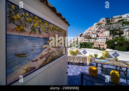 Des œuvres d'art en céramique colorées sont vendues à Positano, sur la côte amalfitaine, située sur une colline surplombant la mer Méditerranée. Banque D'Images