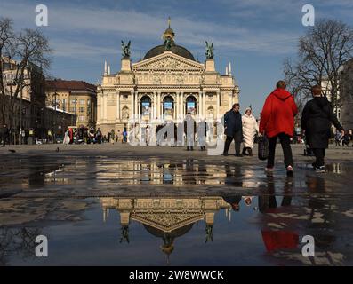 Lviv, Ukraine - 20 mars 2022 : les gens marchent près du théâtre d'opéra et de ballet de Lviv. Banque D'Images