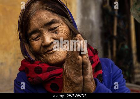 Épouse de fermiers dans un village du Vietnam Banque D'Images