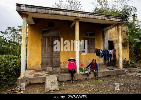 Épouse de fermiers dans un village du Vietnam Banque D'Images