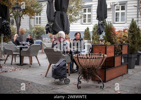 Belgrade, Serbie, 10 novembre 2023 : vue d'un café en plein air avec des invités à Zemun Banque D'Images