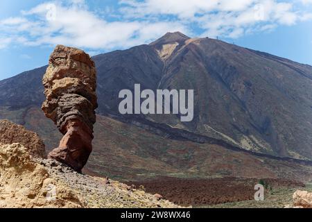 Vue sur le mont Teide, avec Roque Cinchado au premier plan, île de Tenerife, îles Canaries, Espagne. Parc national du Teide. Banque D'Images