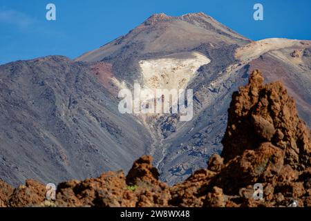 Vue sur le mont Teide, la plus haute montagne d'Espagne située dans les îles Canaries, Espagne. Destinations célèbres pour les randonneurs. Parc national du Teide, UNESCO. Banque D'Images