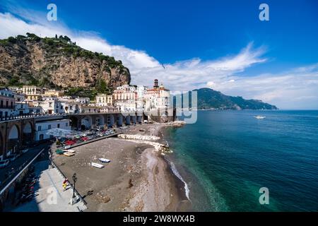 Maisons de la ville d'Atrani sur la côte amalfitaine, qui se trouve sur la côte dans une vallée menant à la mer Méditerranée, vue sur la plage. Banque D'Images