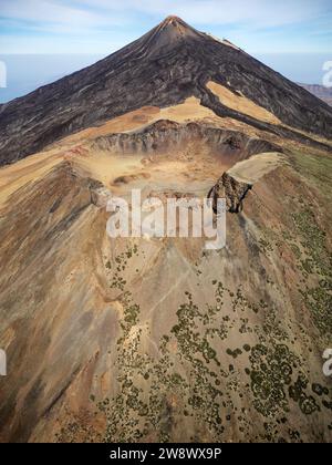 Vue aérienne du volcan Pico Viejo avec le mont Teide en arrière-plan à Tenerife, îles Canaries, Espagne. Banque D'Images