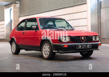 Bilbao, Espagne-11 novembre 2023 : 1979 Alfa Romeo Alfasud Ti (Sprint) dans un parking couvert Banque D'Images