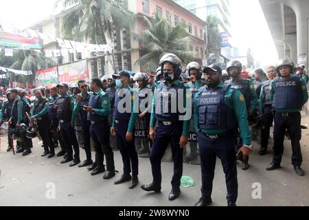 Dhaka Bangladesh22 December2023, la police a été mobilisée pour la sécurité du peuple dans le contexte des troubles politiques qui sévissent dans le pays. n Banque D'Images