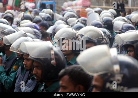 Dhaka Bangladesh22 December2023, la police a été mobilisée pour la sécurité du peuple dans le contexte des troubles politiques qui sévissent dans le pays. n Banque D'Images