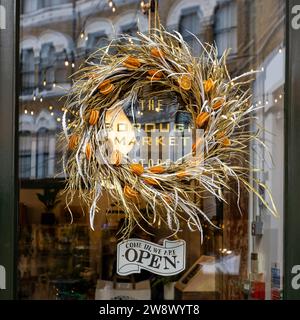 Londres, Royaume-Uni, Borough Market, - 22 décembre 2023, couronne de l'Avent en herbe sèche avec des tranches d'orange sèches. Cadre carré. Banque D'Images