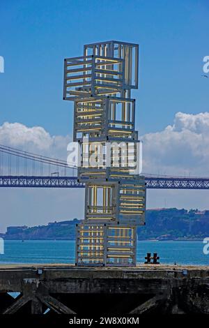 Portugal, Lisbonne, Escultura de Luz installation de Pedro Cabrita Reis devant le Musée MAAT, Musée d'Art, d'Architecture et de technologie, conçu par Banque D'Images