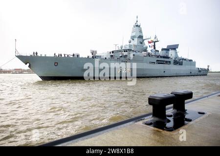 Wilhelmshaven, Allemagne. 22 décembre 2023. La frégate 'Hessen' entre dans le port à la base navale. Avec environ 230 militaires à bord, la frégate est retournée à son port d'attache peu avant Noël. Au cours des cinq derniers mois, le navire a participé à trois manœuvres majeures et à de nombreux exercices en mer du Nord, en mer Baltique et dans l'Atlantique Nord. Crédit : Hauke-Christian Dittrich/dpa/Alamy Live News Banque D'Images