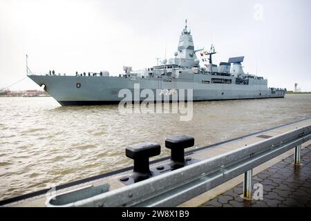 Wilhelmshaven, Allemagne. 22 décembre 2023. La frégate 'Hessen' entre dans le port à la base navale. Avec environ 230 militaires à bord, la frégate est retournée à son port d'attache peu avant Noël. Au cours des cinq derniers mois, le navire a participé à trois manœuvres majeures et à de nombreux exercices en mer du Nord, en mer Baltique et dans l'Atlantique Nord. Crédit : Hauke-Christian Dittrich/dpa/Alamy Live News Banque D'Images