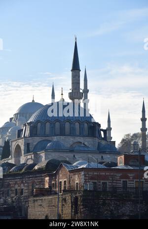 Nouvelle mosquée. Le Yeni Cami signifie Nouvelle Mosquée. Il est situé sur la Corne d'Or à l'extrémité sud du pont de Galata et est l'un des célèbres arcs Banque D'Images